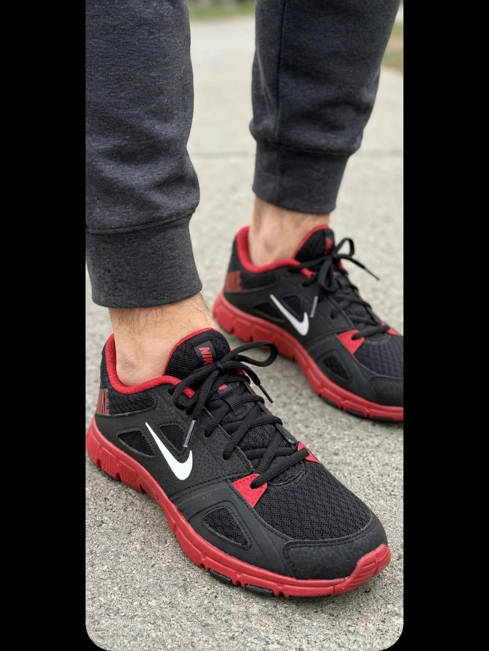 Nike Men's Black & Red Running Sneakers